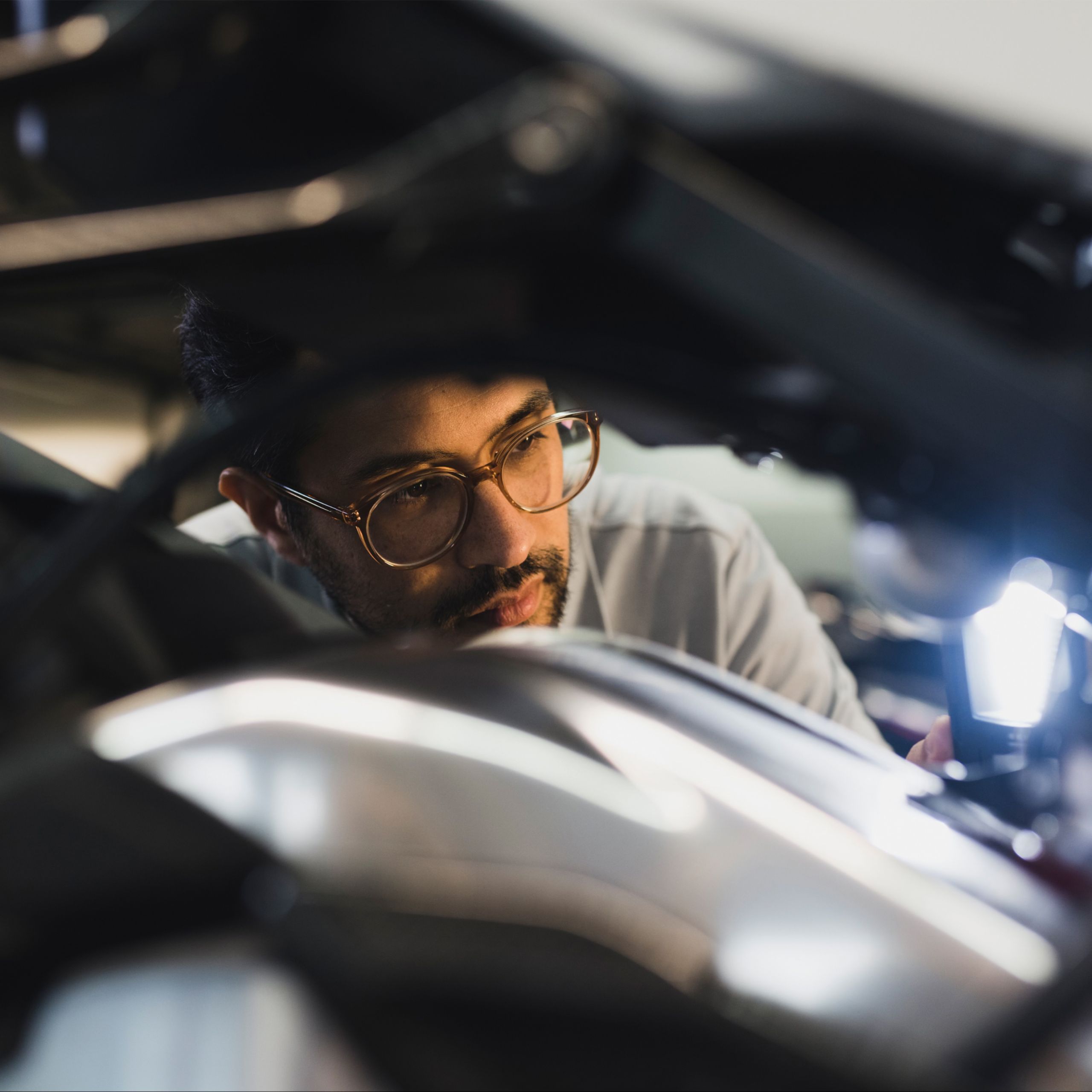 Un hombre concentrándose en los detalles del vehículo