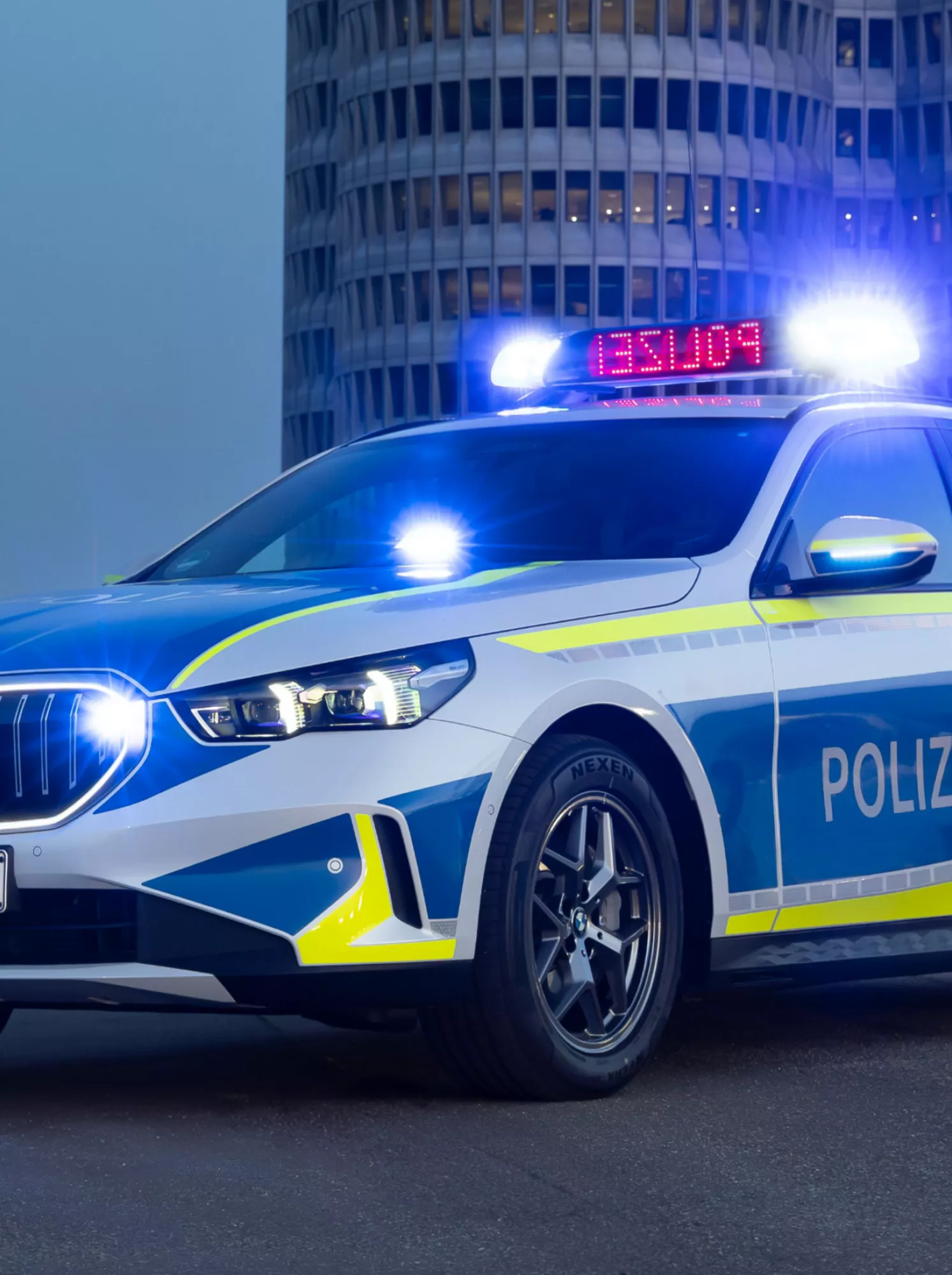 Ein BMW Polizeifahrzeug steht vor einem Gebäude