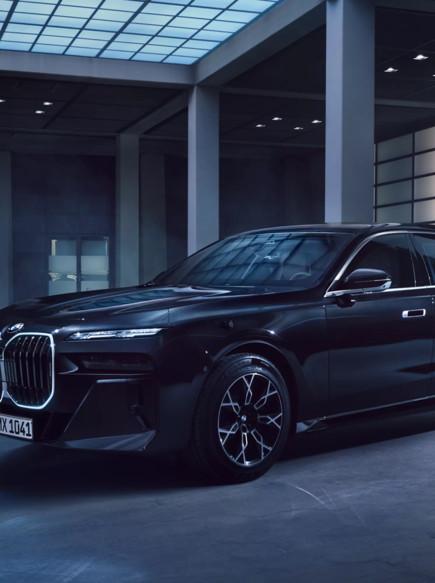 Ein BMW Sonderschutzfahrzeug steht in einem Innenraum