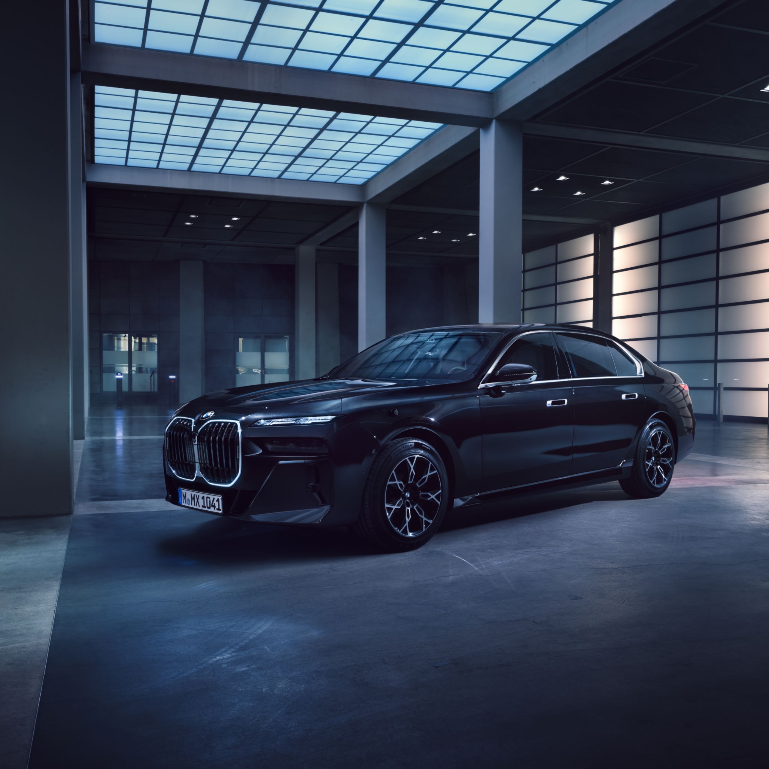 Vehículo de protección especial BMW estacionado en un espacio interior