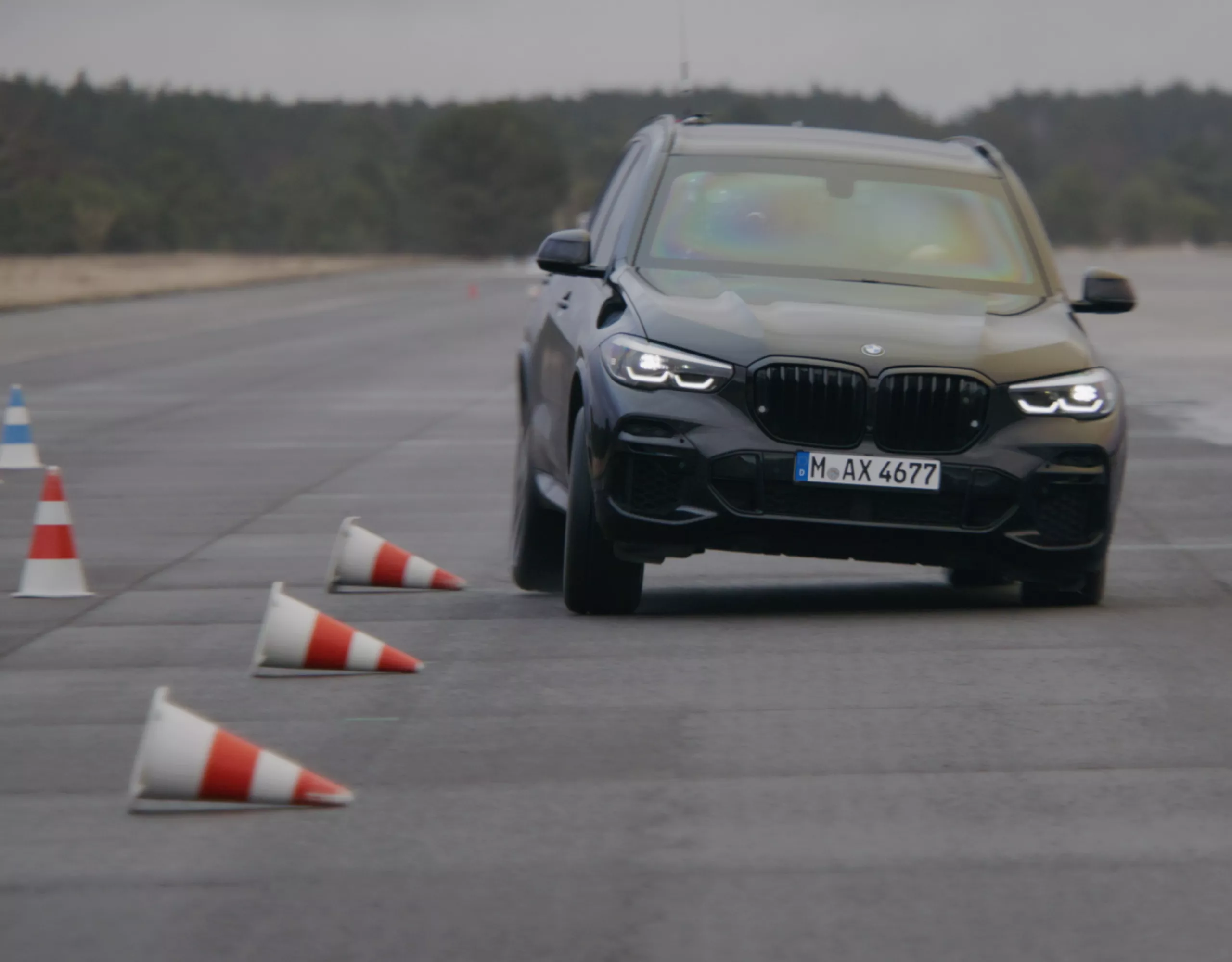 Ein BMW beim Fahrertraining auf einer Teststrecke mit Begrenzungshütchen