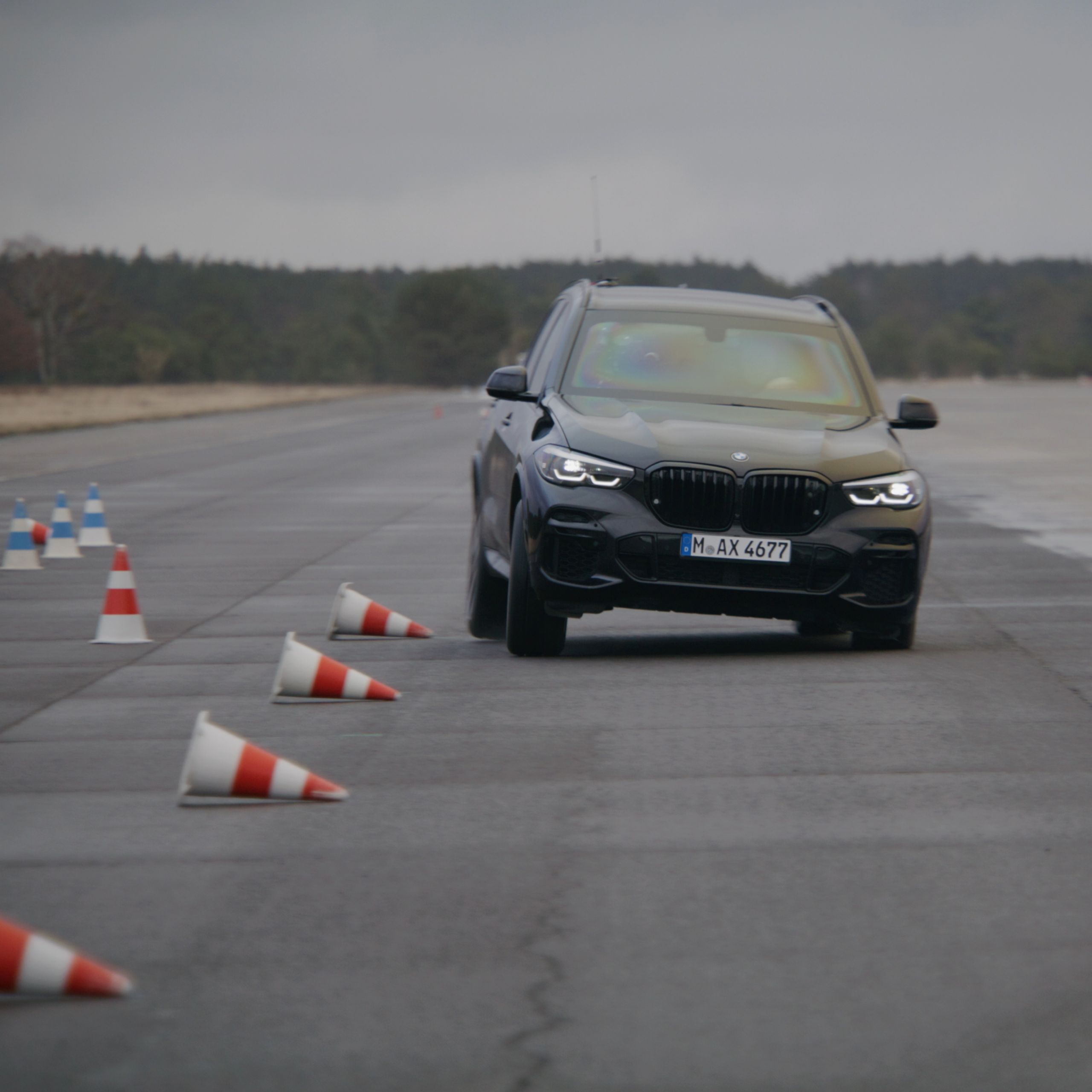 BMW durante un curso de conducción en una pista de pruebas con conos