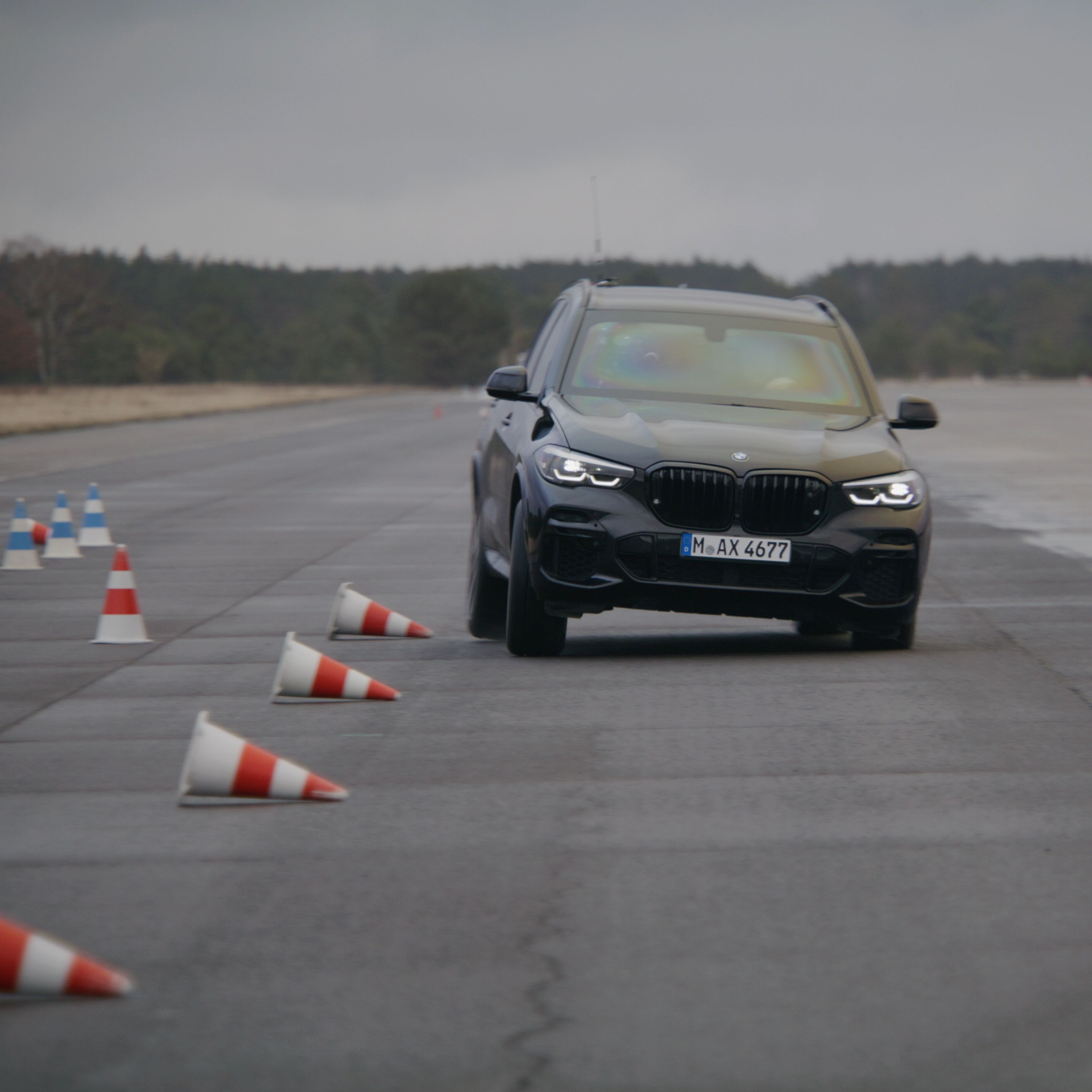 BMW podczas szkolenia kierowców na torze testowym z pachołkami drogowymi