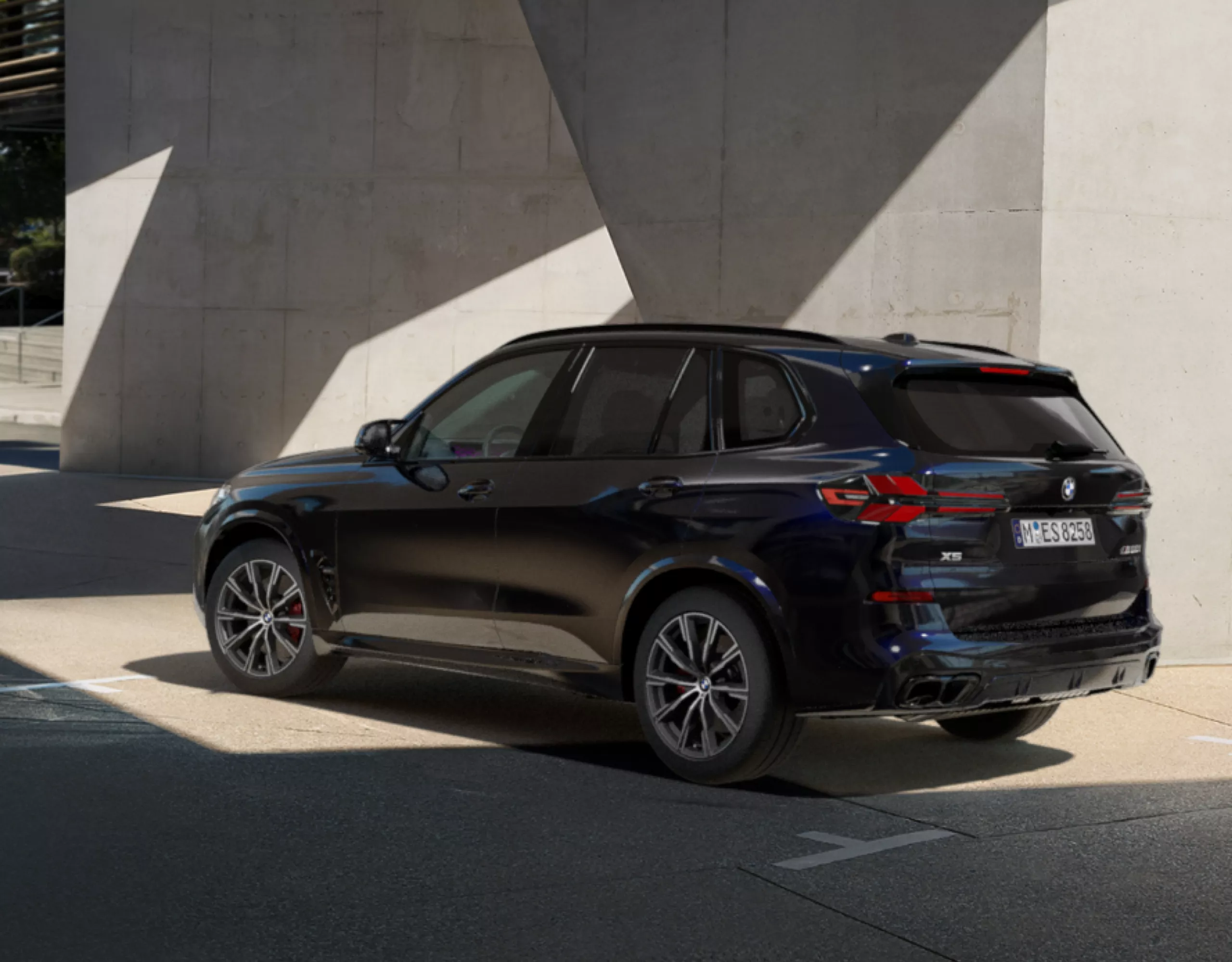 Ein BMW Sonderschutzfahrzeug parkt neben einer Betonwand