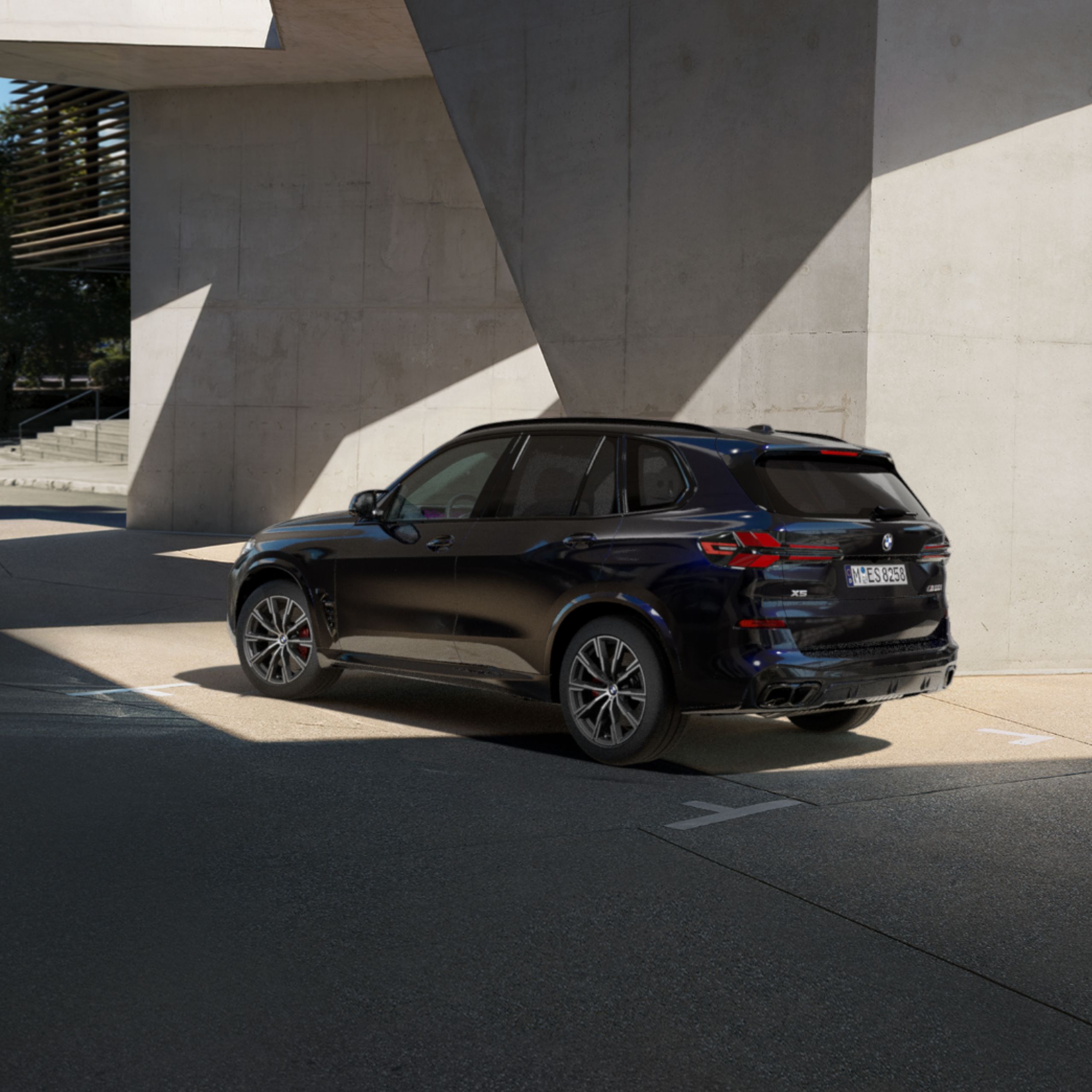 Vehículo de protección especial de BMW estacionado junto a un muro de hormigón
