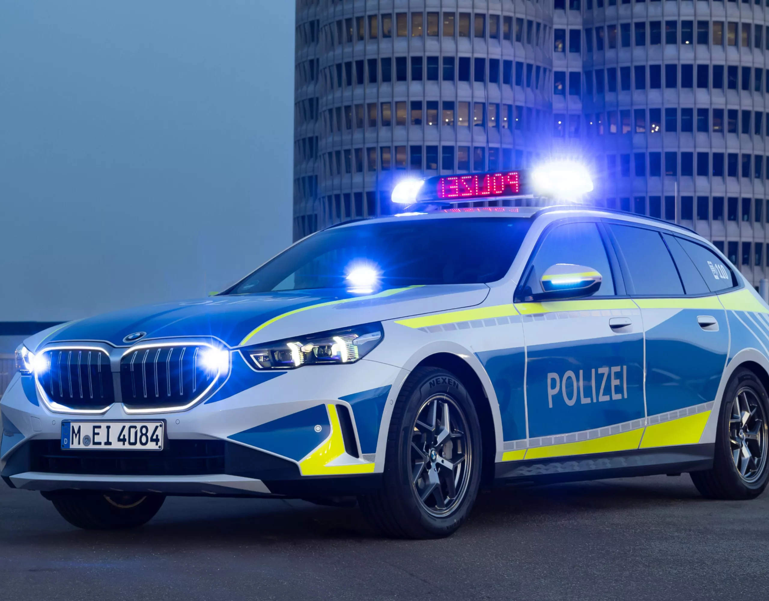 Ein BMW Polizeifahrzeug steht vor einem Gebäude