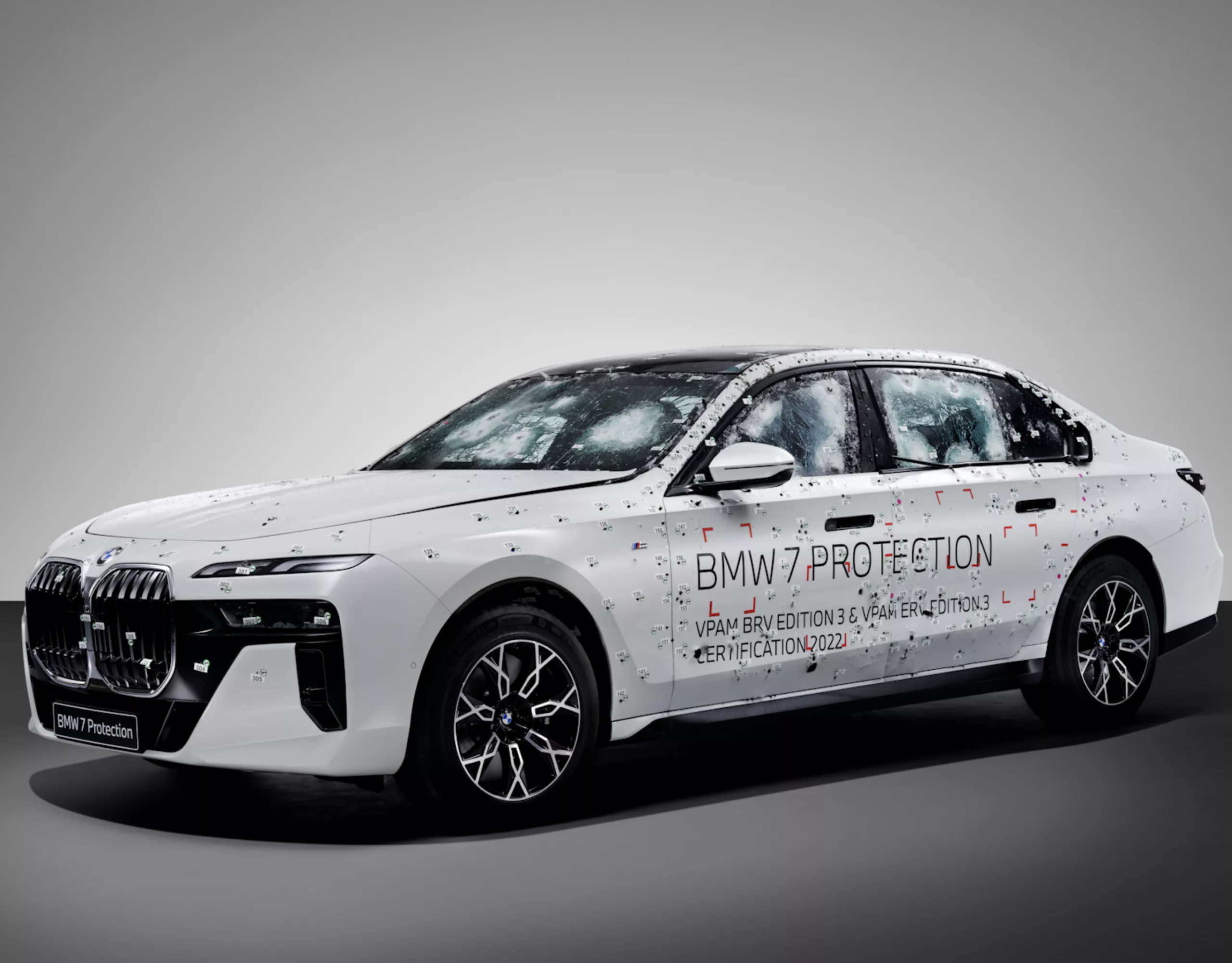 Ein BMW Sonderschutzfahrzeug mit Einschusslöchern nach einem Beschusstest
