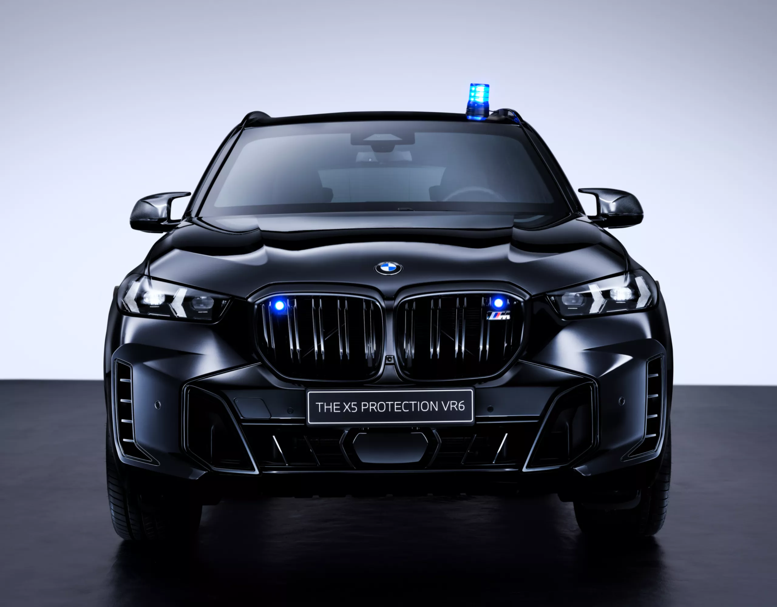 Ein BMW Sonderschutzfahrzeug von vorn mit zusätzlichen blauen Blinkleuchten an der Niere und blauer Signalleuchte auf dem Dach