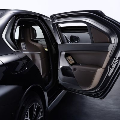 Um BMW com grande plano de porta aberta