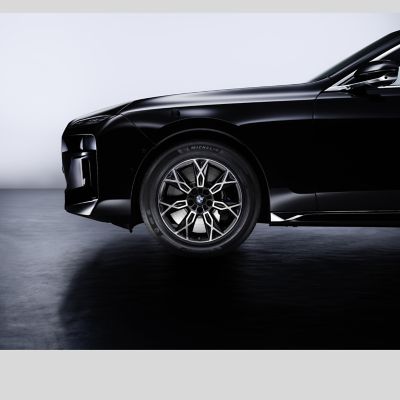 Uma roda dianteira BMW com grande plano do pneu