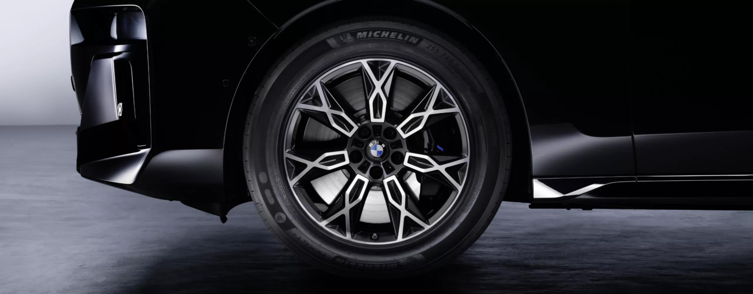 Ein BMW Vorderrad mit Reifen im Detail