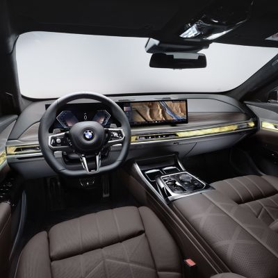 Cockpit BMW com volante e ecrã