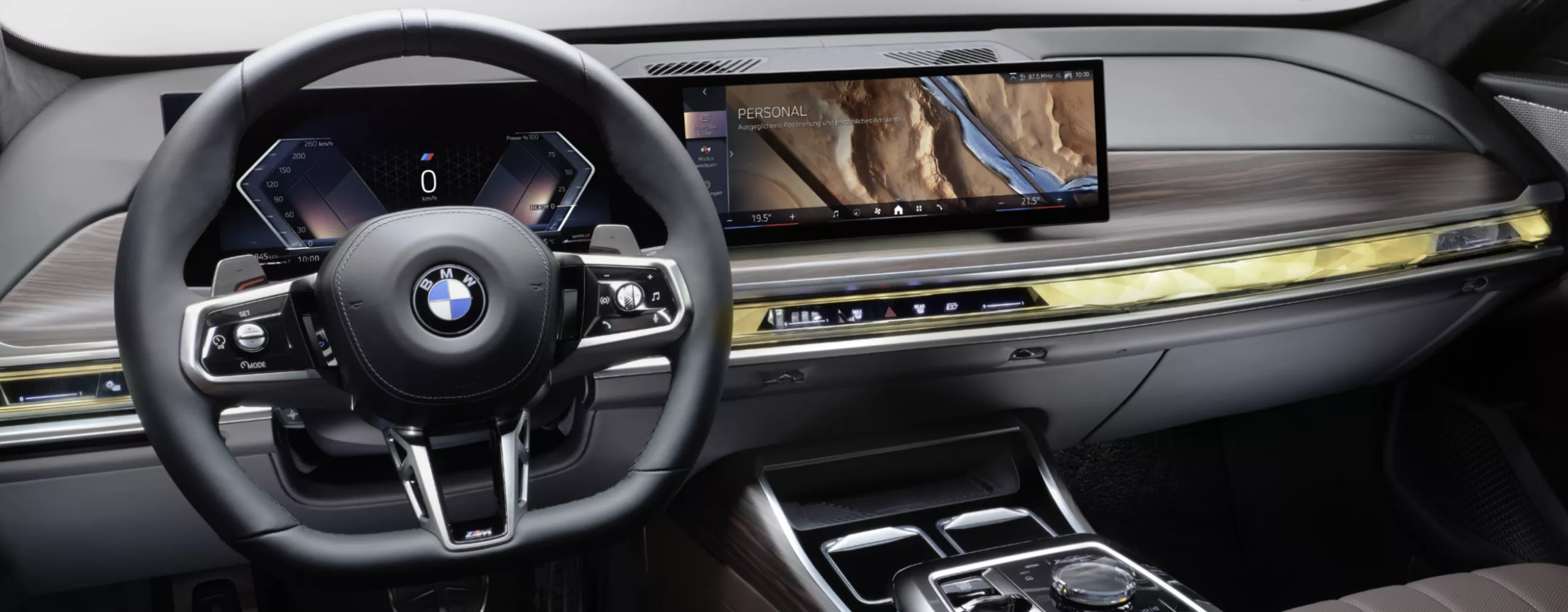 BMW Cockpit mit Lenkrad und Display