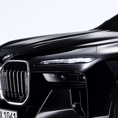 Grande plano de um farol em vidro cristal BMW