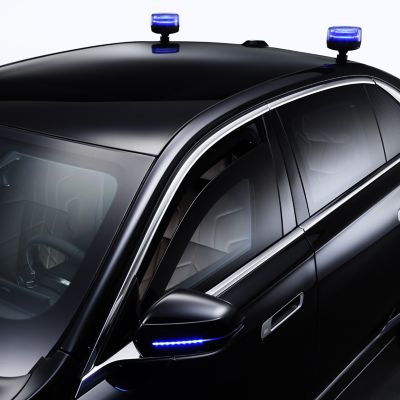 Um BMW com grande plano de luzes intermitentes no tejadilho