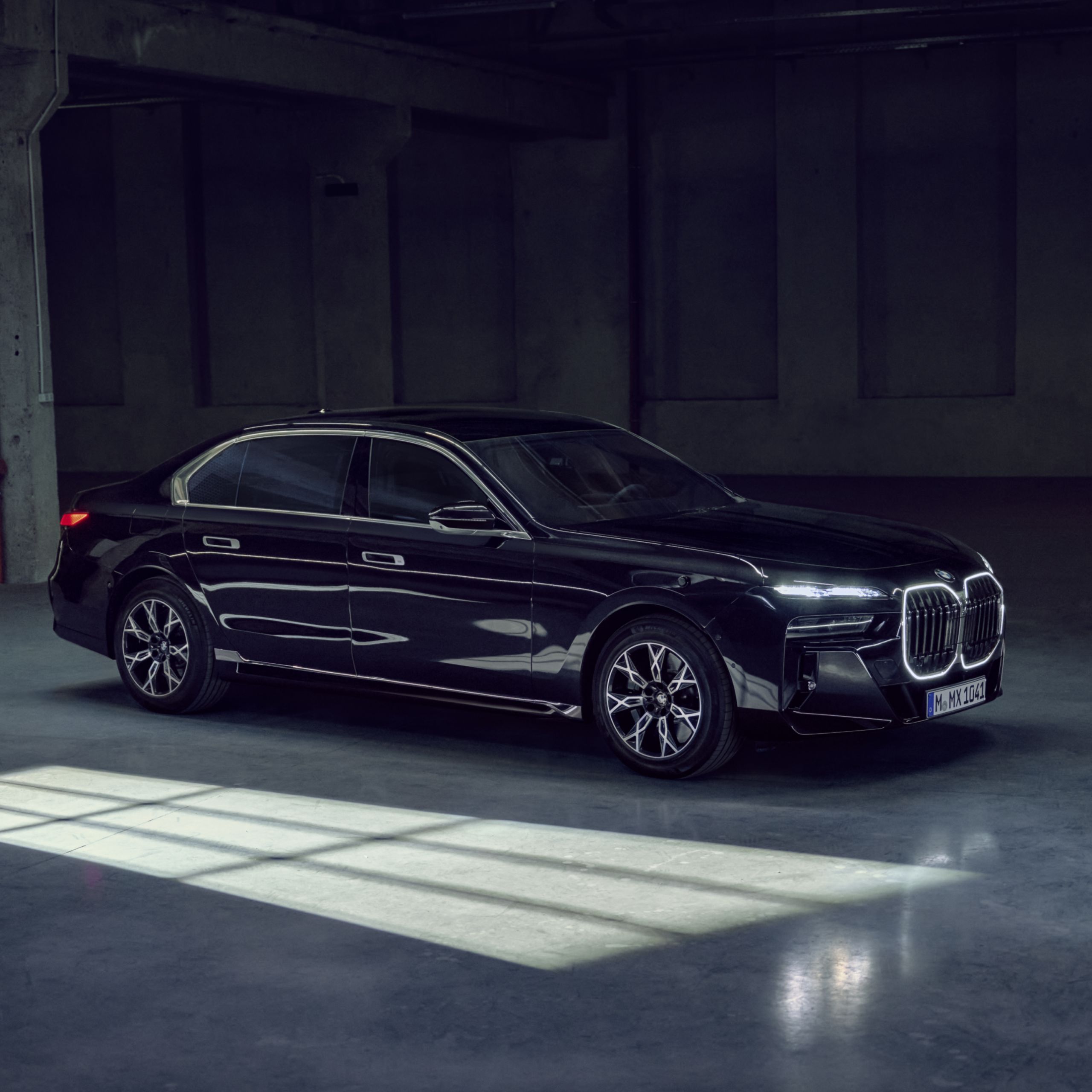 A BMW Protection jármű oldalnézetben, sötét háttér előtt