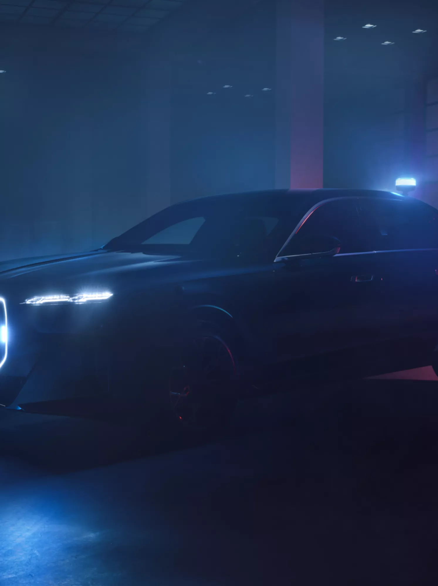 Ein BMW Sonderschutzfahrzeug steht in der Dunkelheit mit beleuchteter Niere