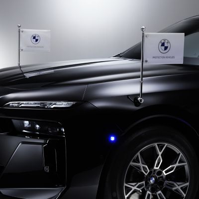 Um BMW com grande plano de dois dispositivos de fixação de estandartes à frente