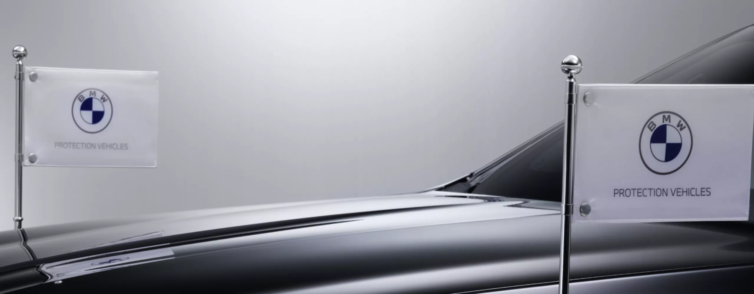 Ein BMW mit zwei Standartenhaltern vorn in Detailansicht