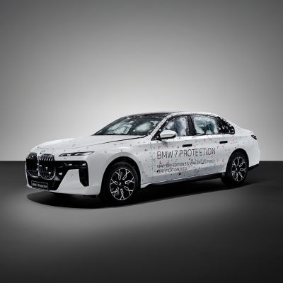 Um veículo de segurança BMW com núcleo de proteção que foi submetido a um teste balístico