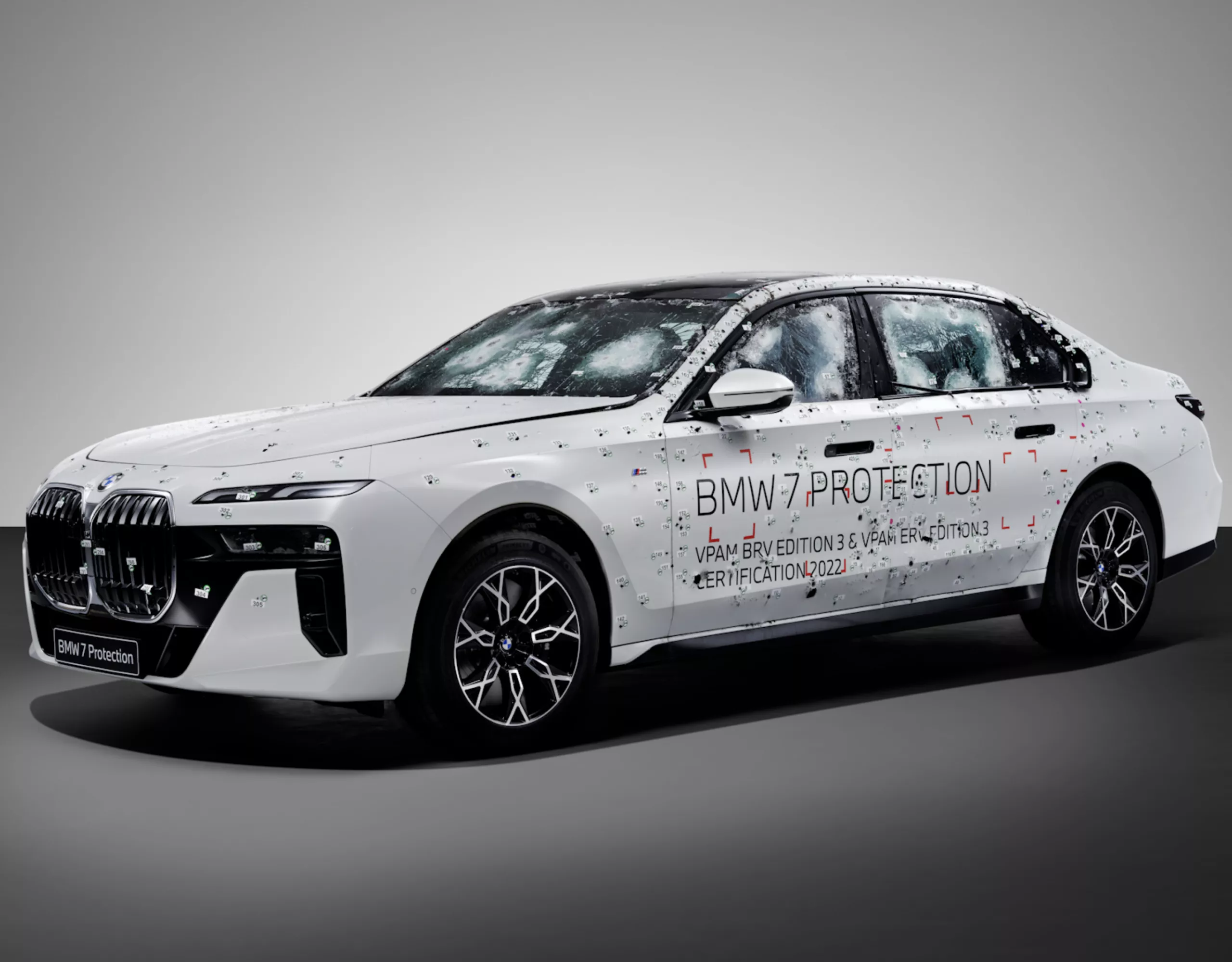 Ein BMW Sonderschutzfahrzeug mit Protection Core Schutz an dem ein Beschusstest durchgeführt wurde