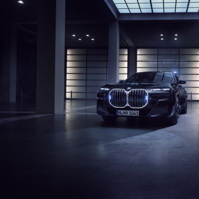 Um veículo de segurança BMW com iluminação da grelha do radiador