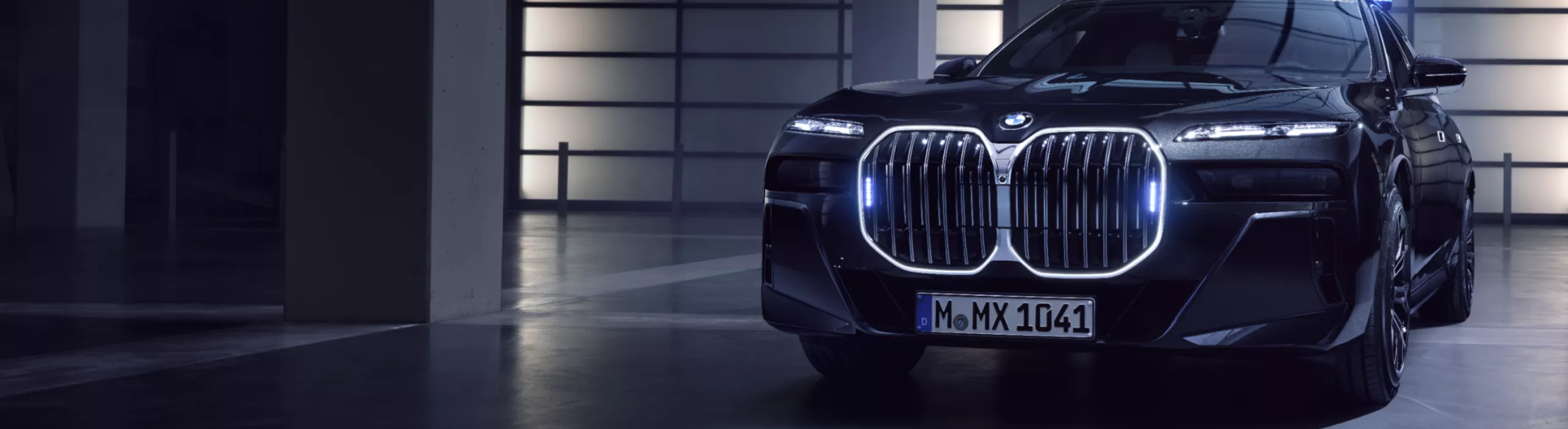 Ein BMW Sonderschutzfahrzeug mit beleuchteter Niere