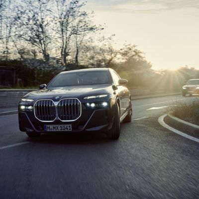 Um veículo de segurança BMW numa curva