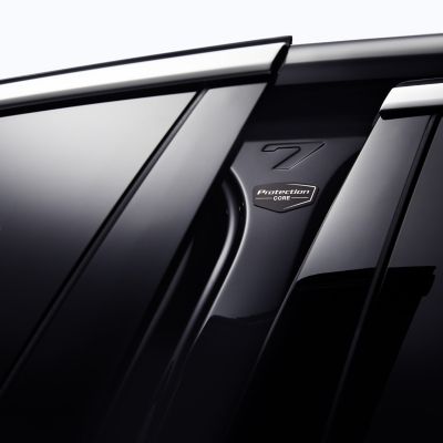 Grande plano da porta de um habitáculo blindado com logótipo “Protection Core”