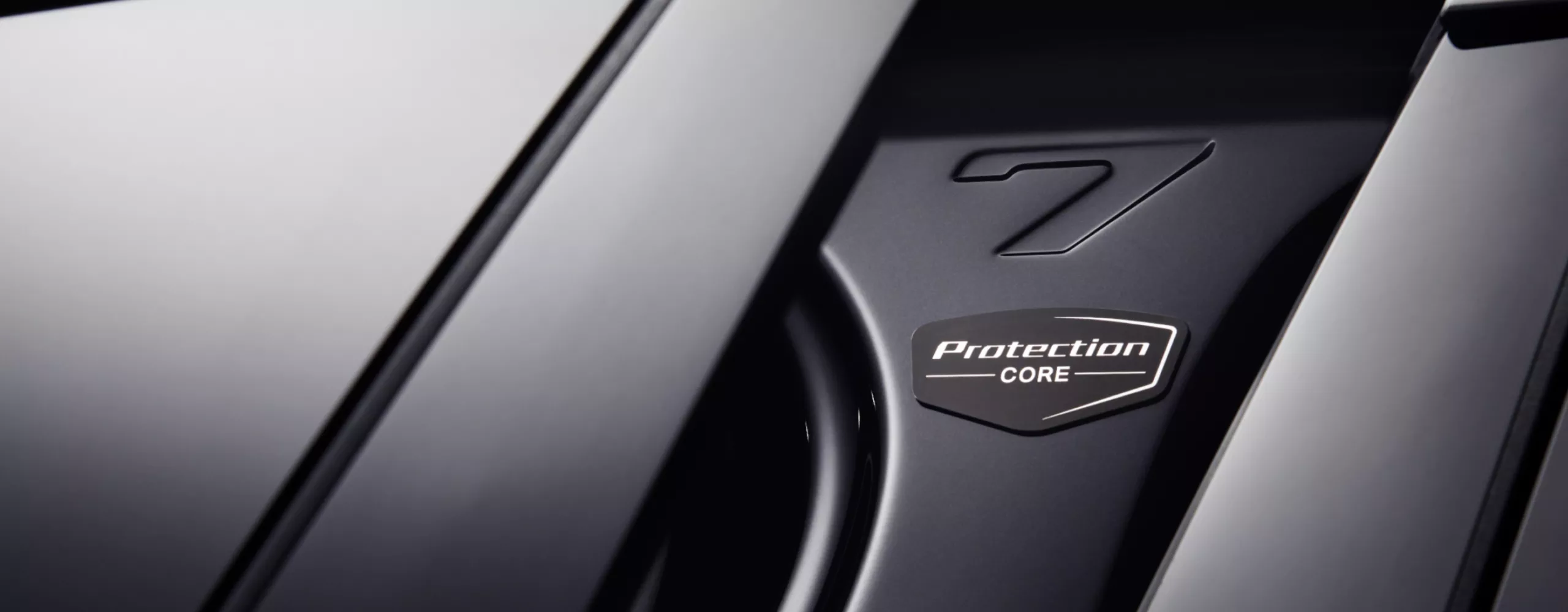 Detailabbildung der Tür einer gepanzerten Fahrgastzelle mit “Protection Core” Logo