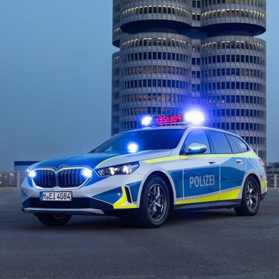 Um veículo BMW da Polícia em frente a um edifício