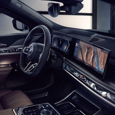 Cockpit BMW com volante, instrumentos e ecrã