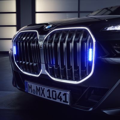 Grande plano de uma grelha em duplo rim BMW Iconic Glow