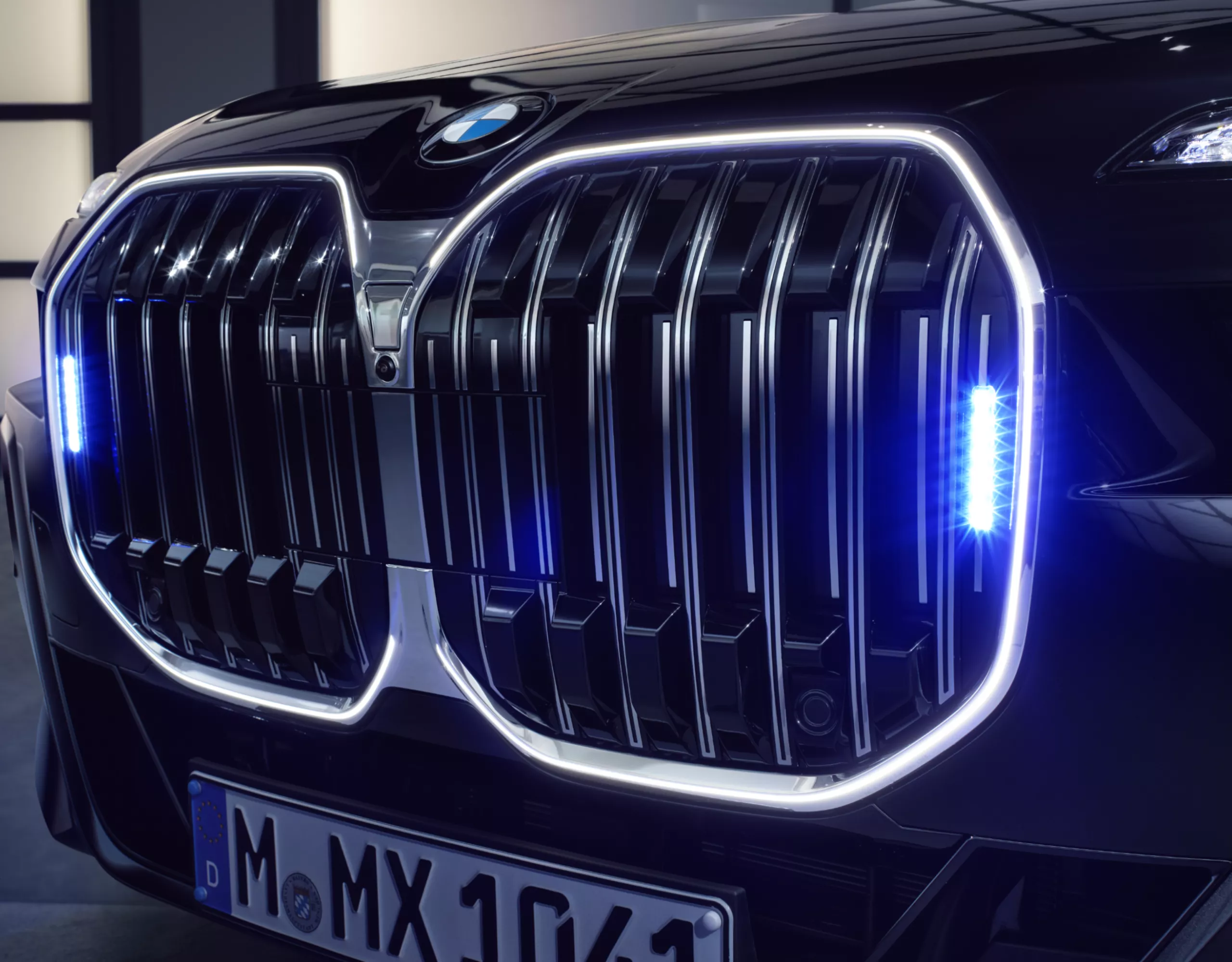 Detailansicht einer beleuchteten BMW Niere Iconic Glow