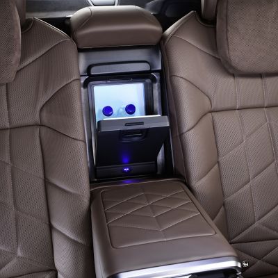 Vista interior do BMW da fila traseira de bancos com grande plano da caixa frigorífica entre os bancos traseiros