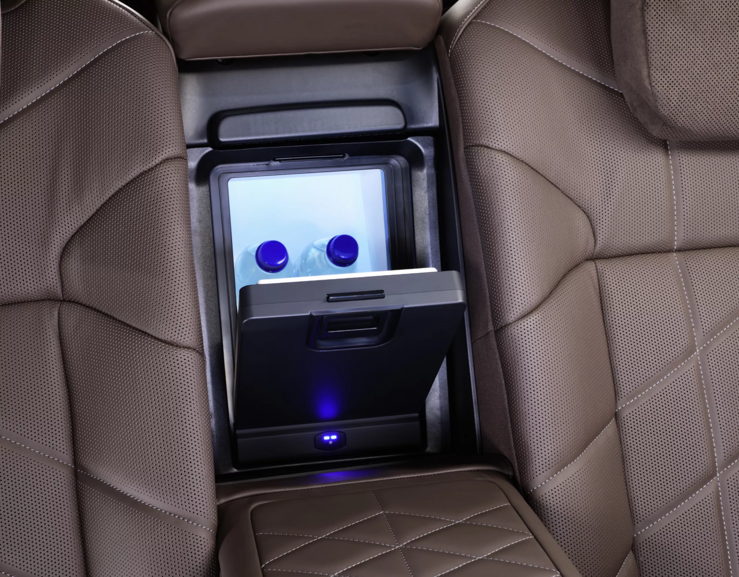 BMW Innenansicht hintere Sitzreihe mit Detailansicht Kühlbox zwischen den Rücksitzen