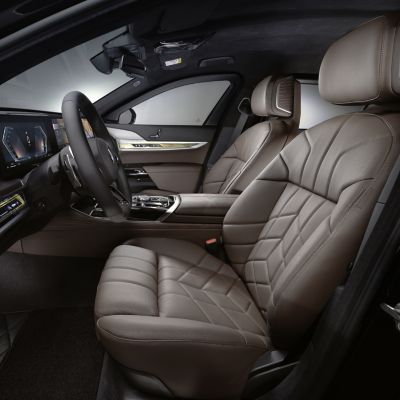 Grande plano interior de um cockpit BMW com volante e bancos multifunções