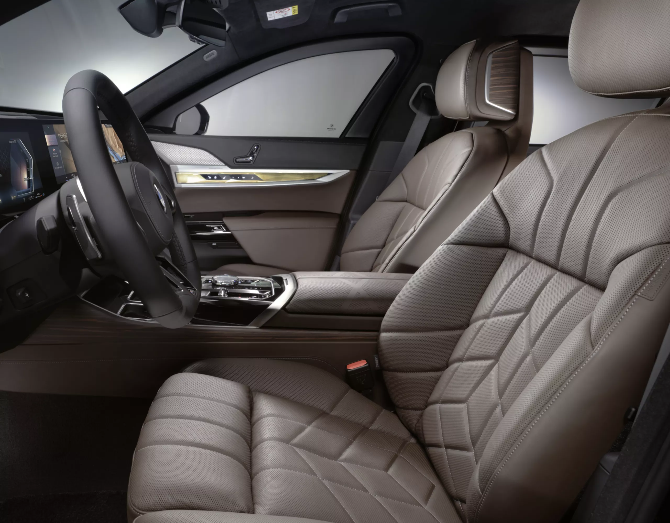 Innenansicht im Detail eines BMW Cockpits mit Lenkrad und Multifunktionssitzen