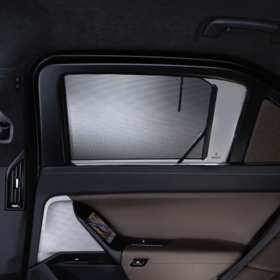 Grande plano interior de um BMW com cortina protetora do sol