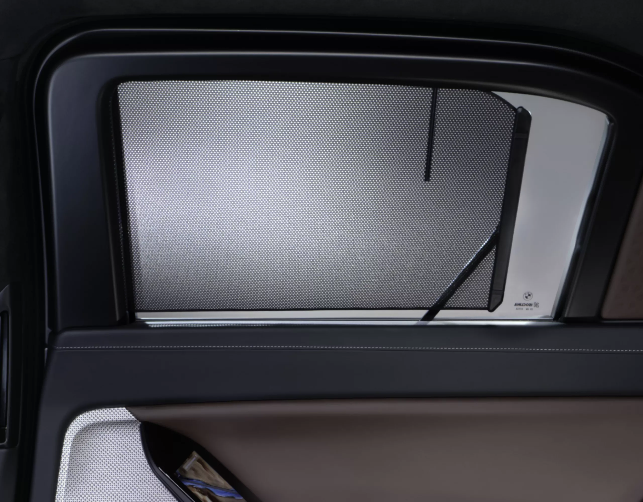 Innenansicht im Detail eines BMW mit Sonnenschutzrollo