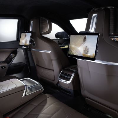 Vista interior do BMW da fila de bancos traseira com tablets na parte de trás dos bancos dianteiros