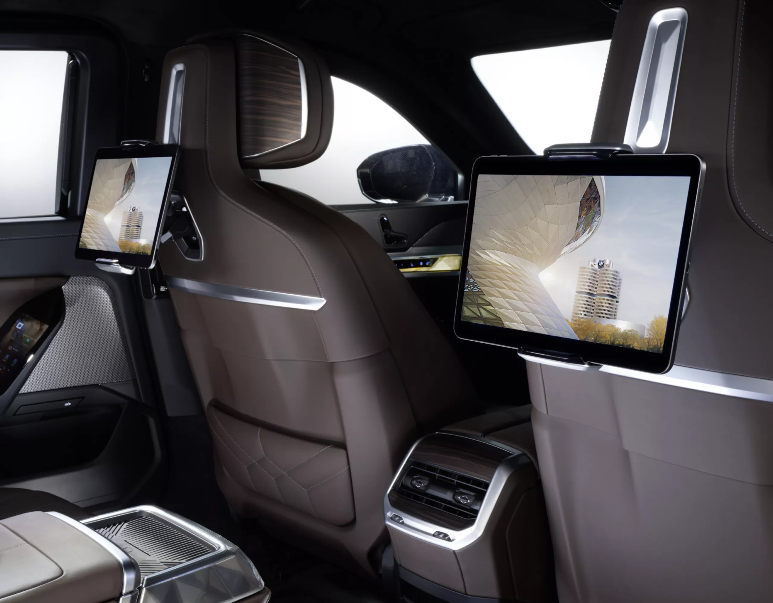 BMW Innenansicht hintere Sitzreihe mit Tablets an der Rückseite der Vordersitze