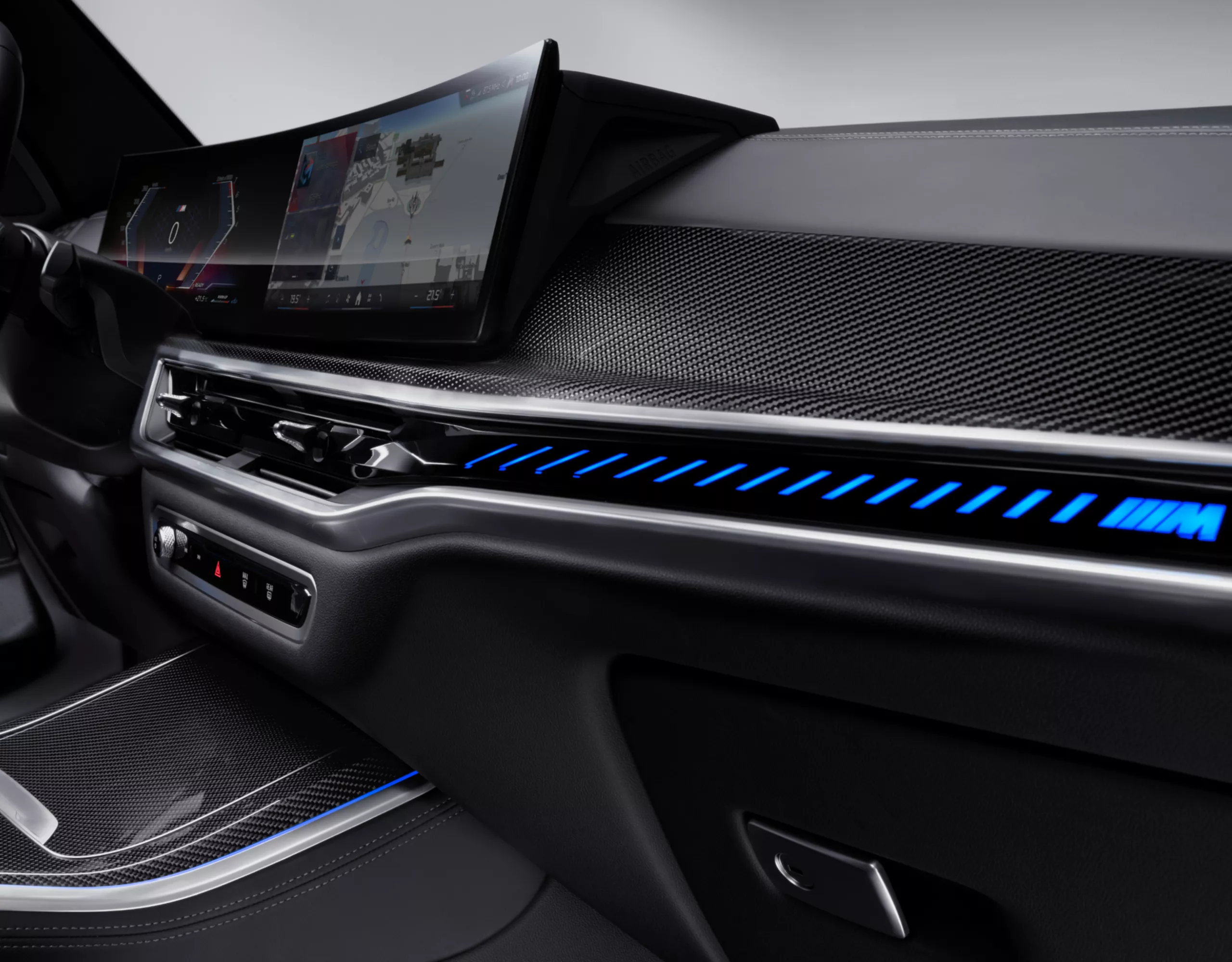 Bande intérieure avec rétro-éclairage bleu dans le cockpit d’une BMW