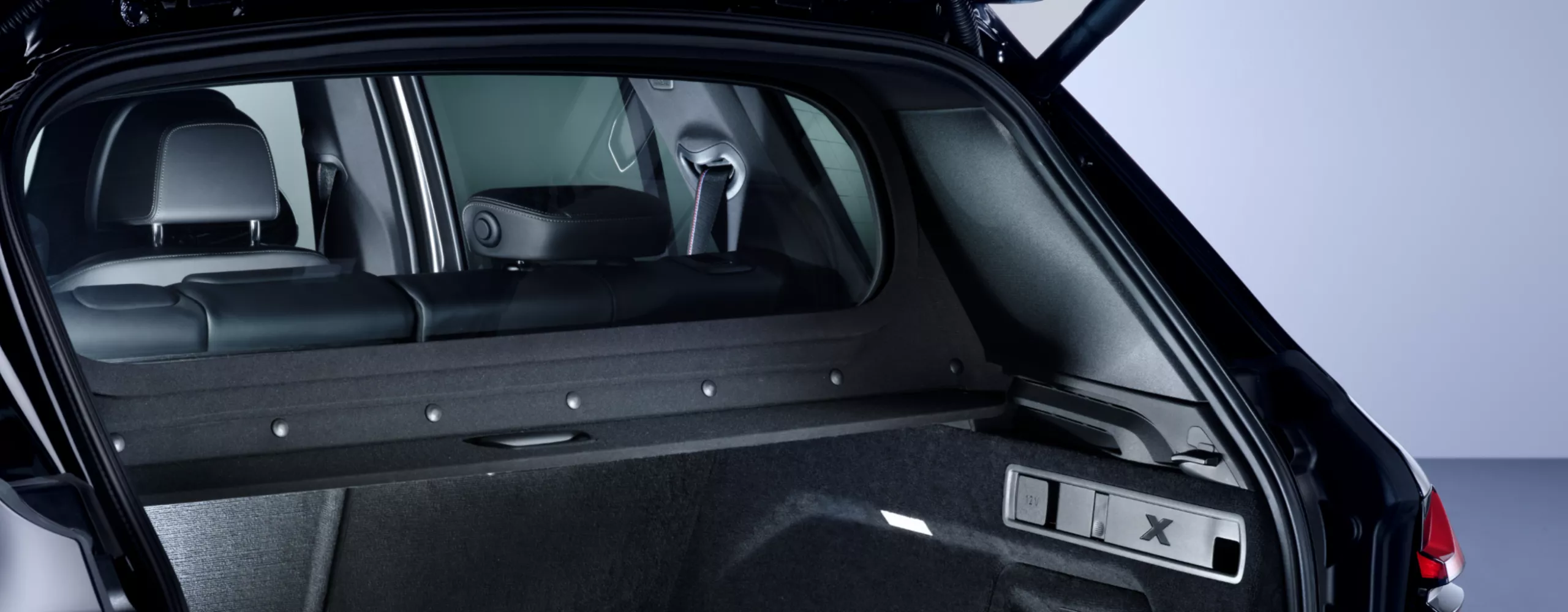 Image détaillée du hayon ouvert d’un véhicule de protection spéciale BMW avec vue sur l’habitacle