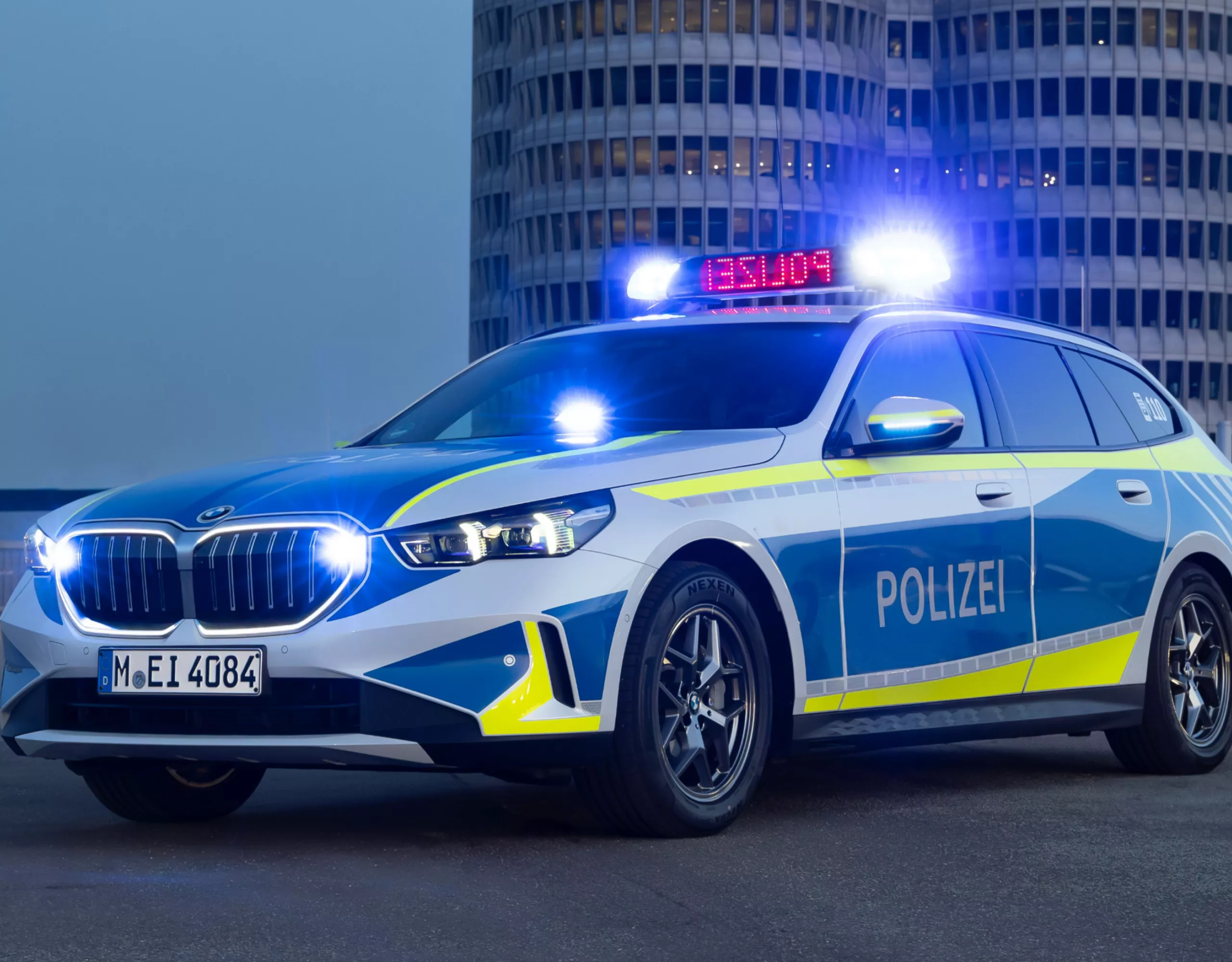 Un véhicule de police BMW est stationné devant un bâtiment