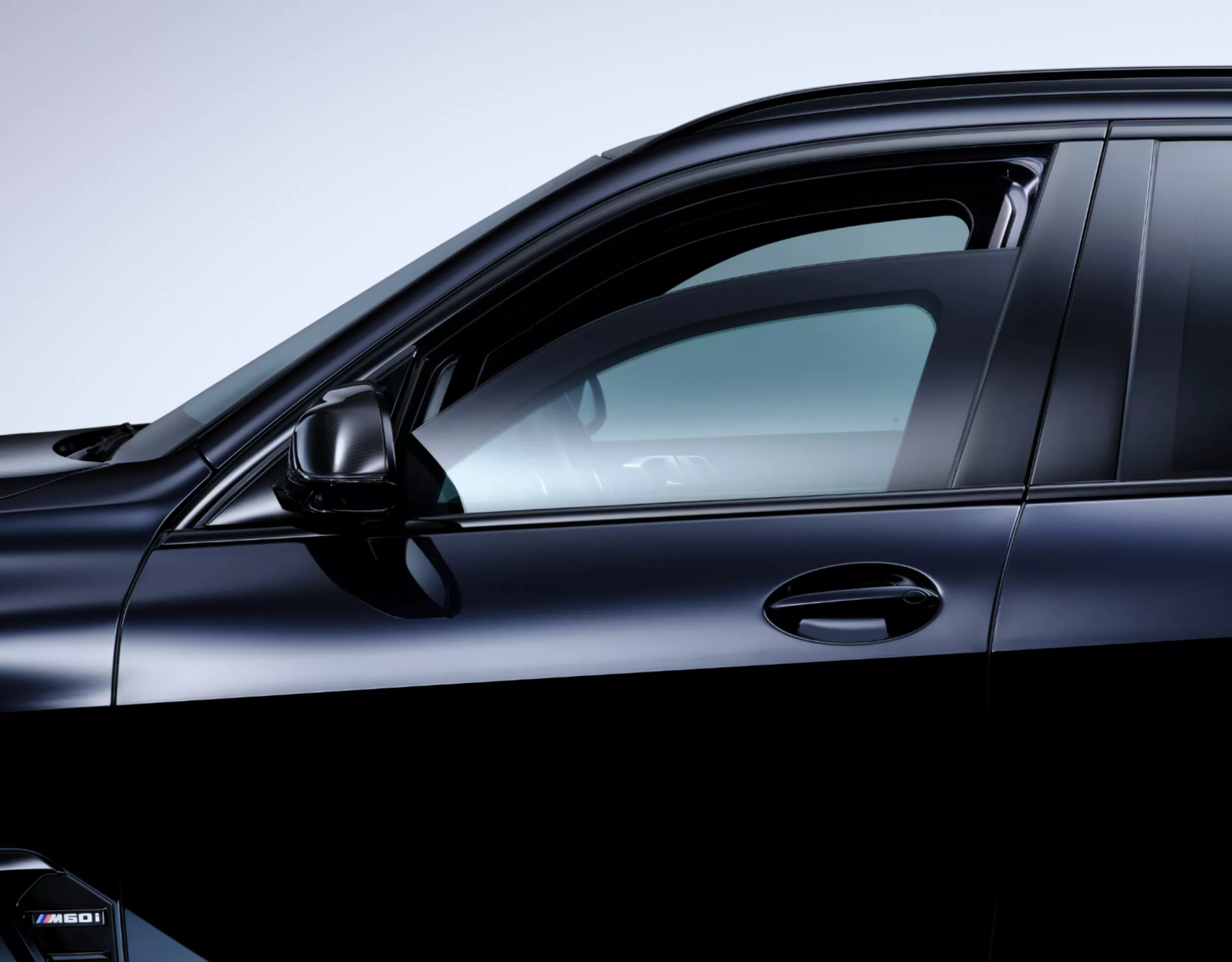 Seitenfenster vorn eines Sonderschutzfahrzeugs teilweise heruntergefahren