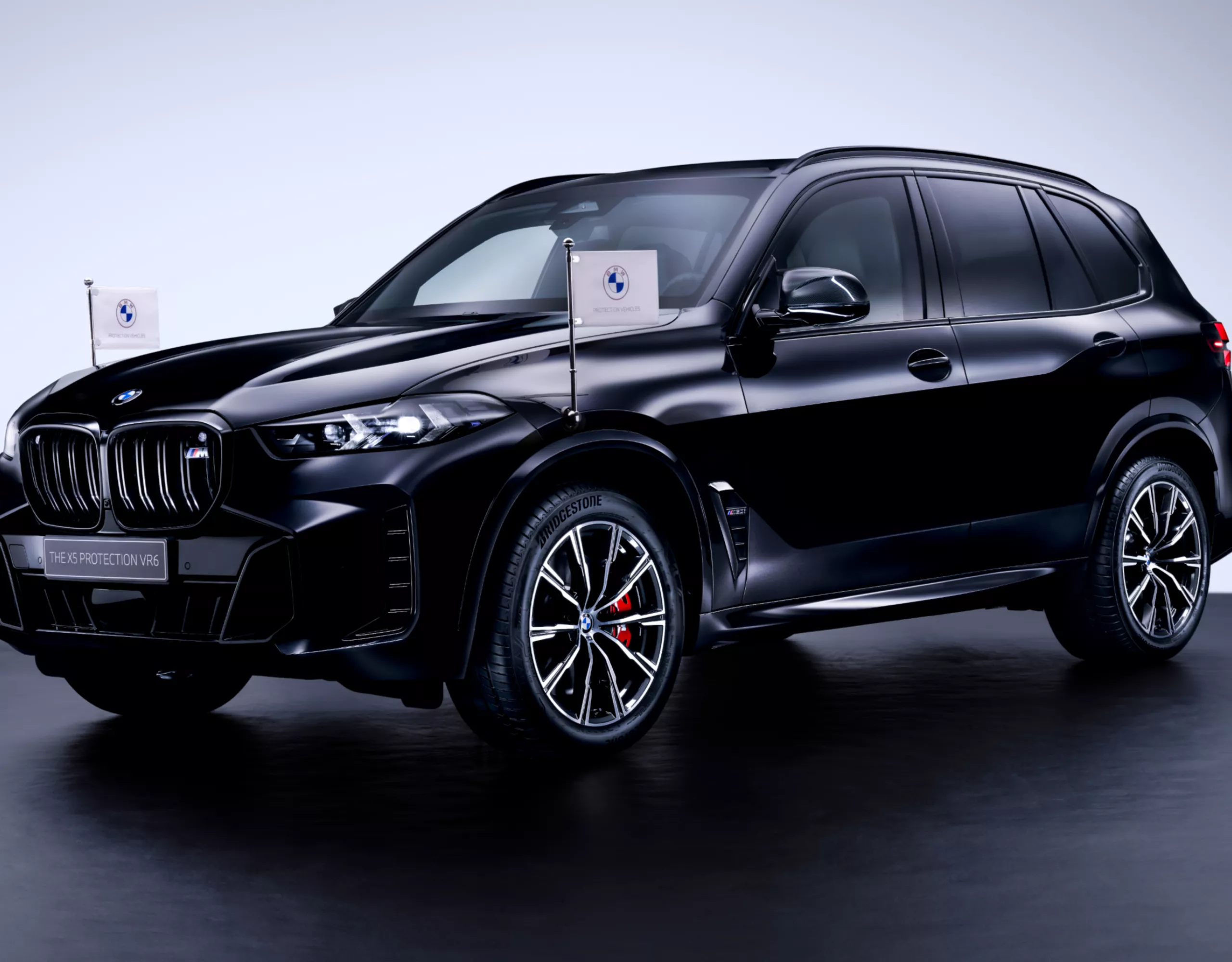 Ein BMW Sonderschutzfahrzeug mit zwei Standartenhaltern vorn