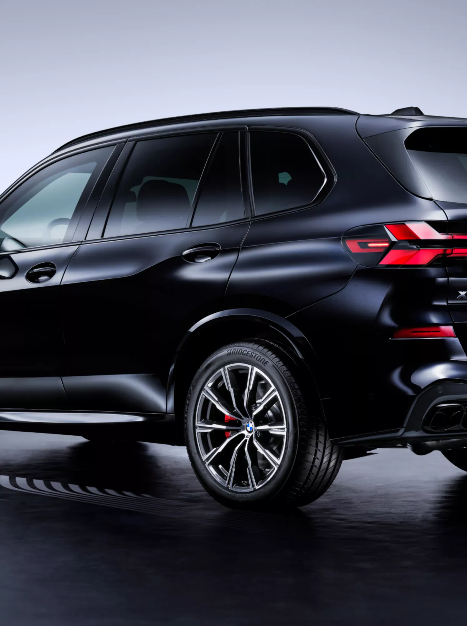 Un SUV BMW blindé en vue arrière trois quarts latérale