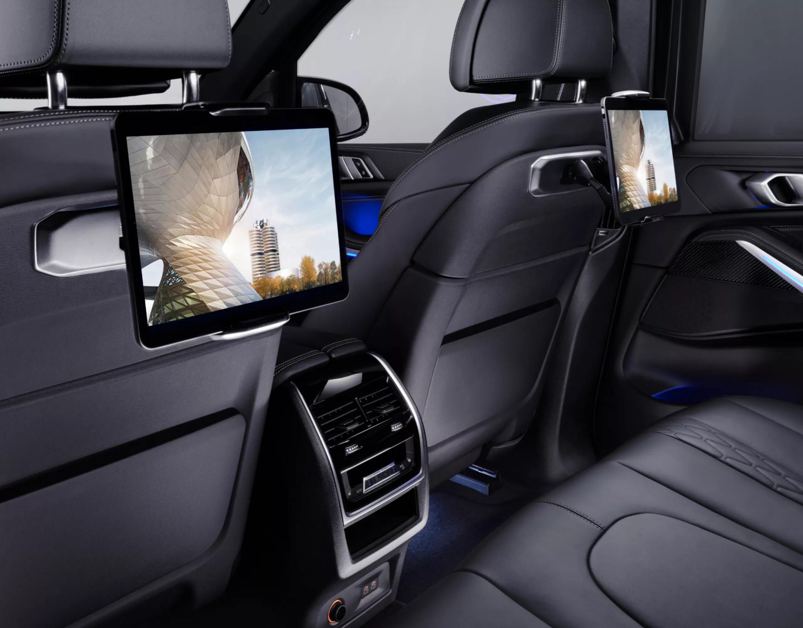 BMW Innenansicht hintere Sitzreihe mit Tablets an der Rückseite der Vordersitze