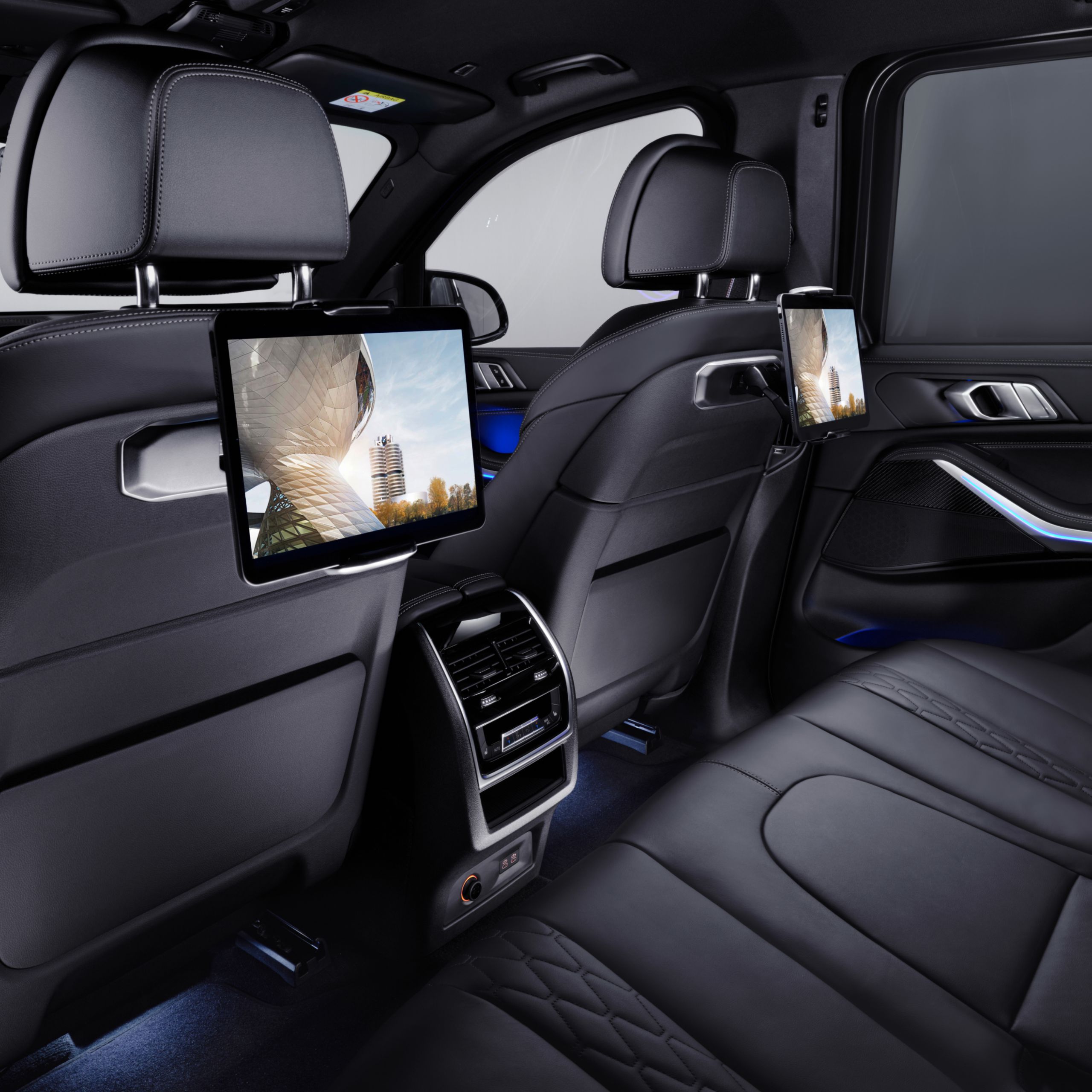 BMW Innenansicht hintere Sitzreihe mit Tablets an der Rückseite der Vordersitze